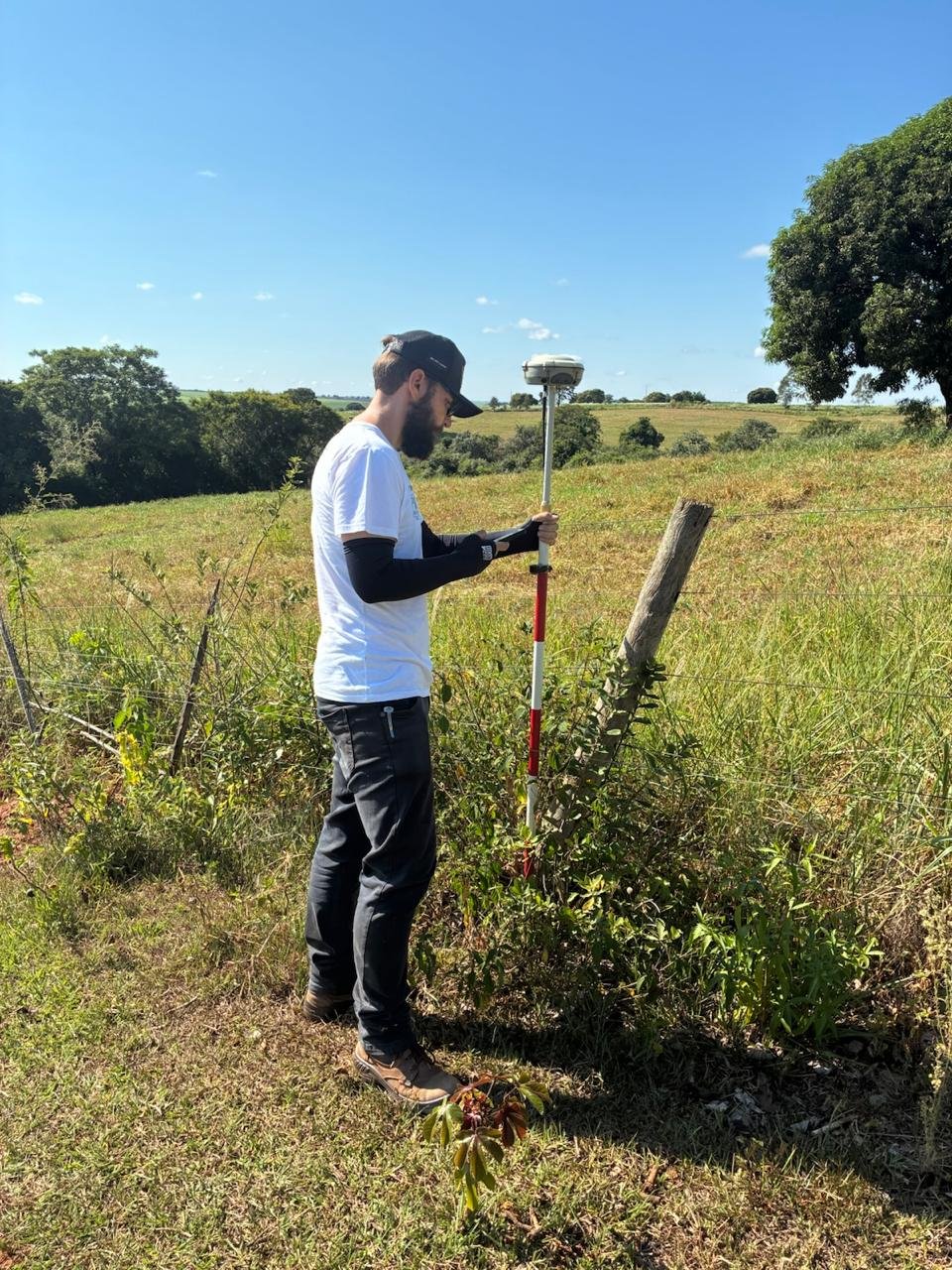 Equipe HSM em campo com equipamento de topografia